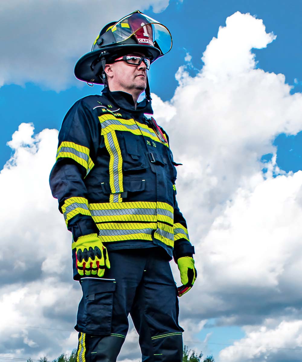 Marcus Roughton testing Rescuewear Feuerwehr bekleidungslinie