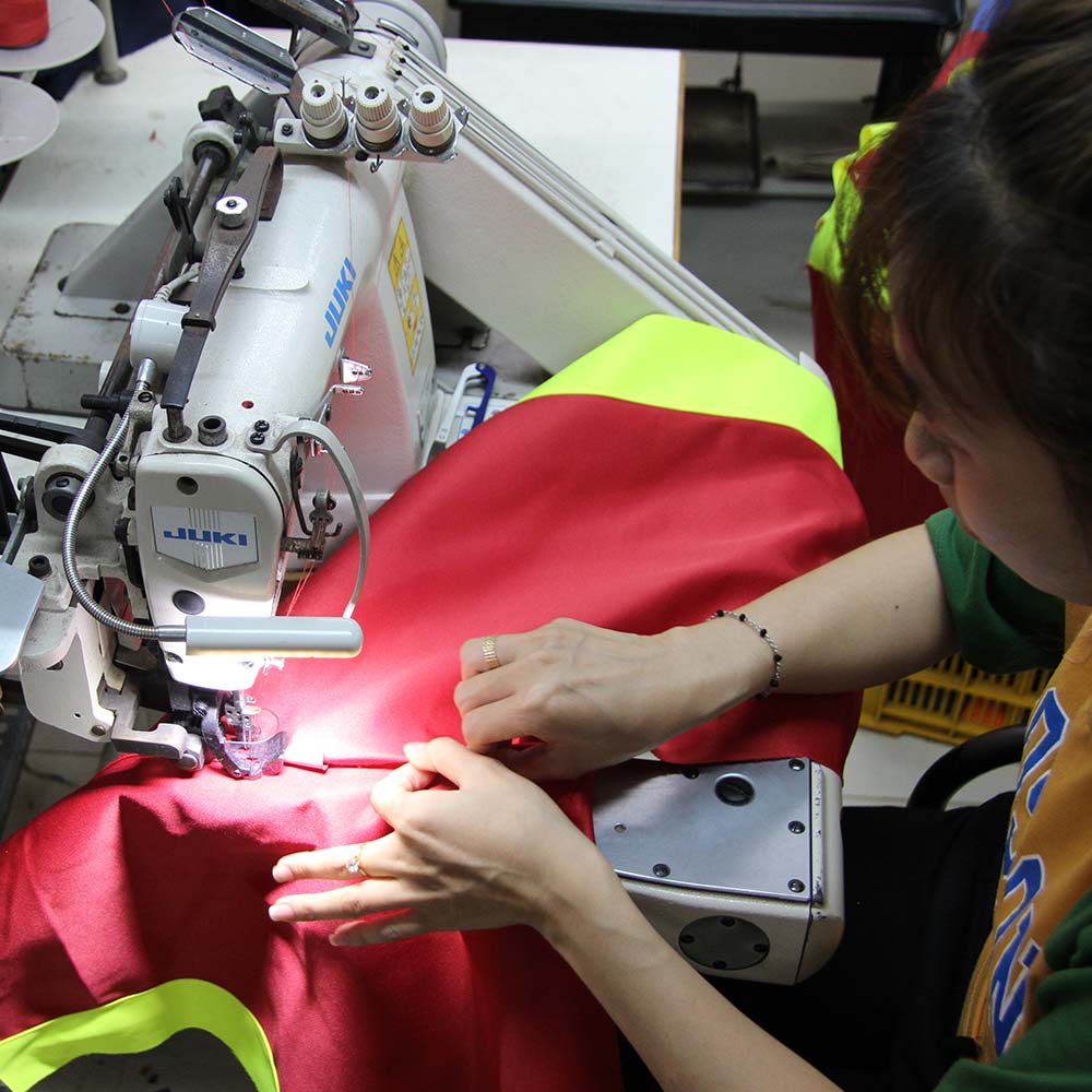 productie van rescuewear kleding in naai-atelier