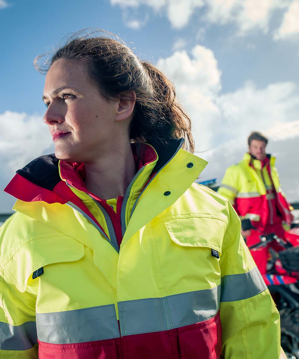 Jeder Notfallhelfer in einer optimalen Rescuewear Arbeitskleidung